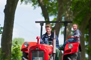 Urlaub_auf_dem_Bauernhof_Traktor_Kinder_Mushardt_Hof_Katthusen_Hof_Lafrenz_Cuxhaven_Altenbruch_Otterndorf